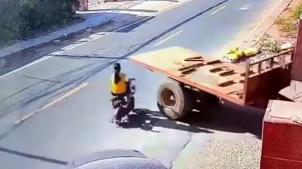 موتورسواری یک زن حادثه آفرید + فیلم تصادف را ببینید