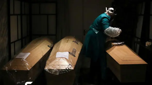 12 عکس تلخ از تدفین جنازه های کرونایی در سراسر جهان / همه شبیه به هم!