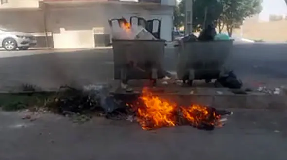 آتش سوزی زباله برخی شهروندان مرندی برای تسویه حساب با شهرداری/ شهری پر از دود زباله + فیلم