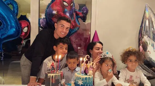 عکس| محل اقامت رونالدو در عربستان/ خانواده CR7 در کدام شهر و چه خانه‌ای سکونت می‌کنند؟