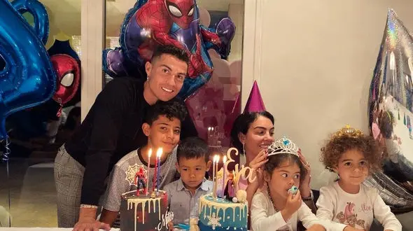 عکس| محل اقامت رونالدو در عربستان/ خانواده CR7 در کدام شهر و چه خانه‌ای سکونت می‌کنند؟