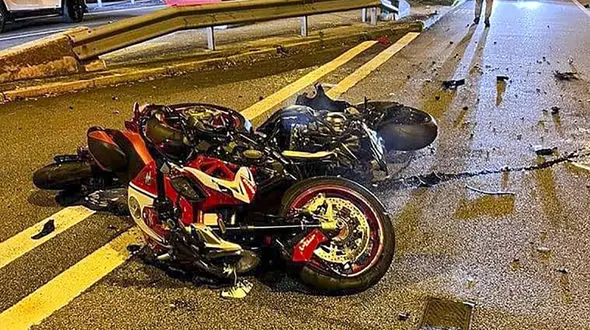 ببینید / تصاویر تکان‌دهنده از تصادف شدید یک موتورسوار و قطع شدن پای مرد موتورسوار! + فیلم