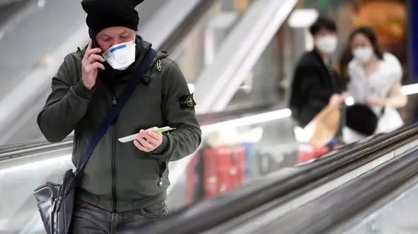 صف باورنکردنی و بی انتها برای دریافت ماسک در ایتالیا + فیلم 