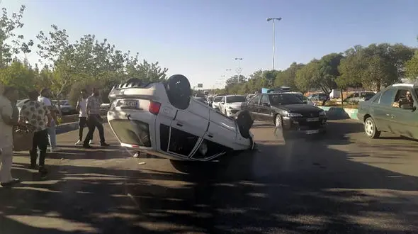 عکس های دلخراش از واژگون شدن یک پراید در بلوار دکتر حسابی شیراز