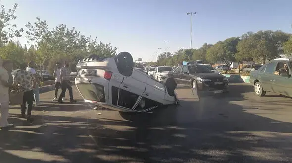 عکس های دلخراش از واژگون شدن یک پراید در بلوار دکتر حسابی شیراز