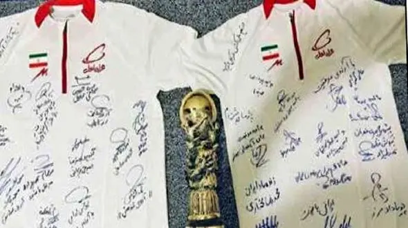 250 میلیون تومان برای خرید تندیس و پیراهن تیم ملی کشتی برای نجات مرد اعدامی + گفت و گو با مرد نیکوکار + عکس