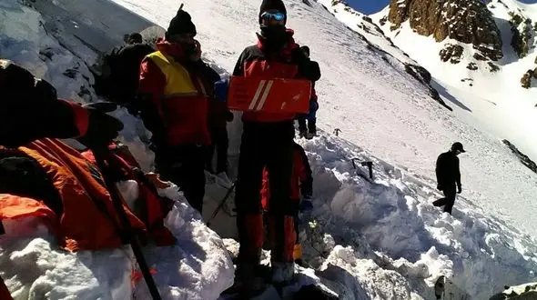 ۴۸ بسته از بقایای پیکر کشته شدگان هواپیمای تهران ـ یاسوج به پایین قله منتقل شد 