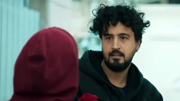 سکانس عاشقانه پربازدید گل رُز دادن صدارا به مژگان سریال پوست شیر در سریال جدید داریوش/ قلبتون با دیدنش اکلیلی میشه