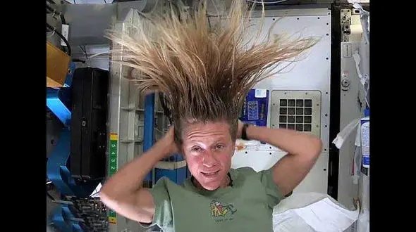 روش جالب شستن موهای فضانوردان در فضا را ببینید + فیلم و عکس