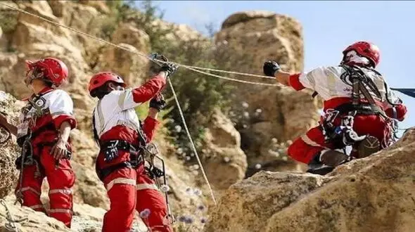 ۷ ساعت عملیات نفسگیر برای نجات کوهنورد جوان در «بزاو» کنگاور