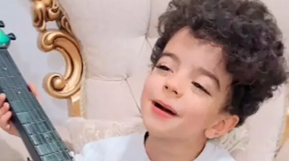 ویدئو/ هنرنمایی شگفت‌انگیز مهدیار کلایی، سالار معمولی پایتخت با گیتار به زبان شیرین مازندرانی/ ماشاالله به خلاقیت هنرمند کوچولومون