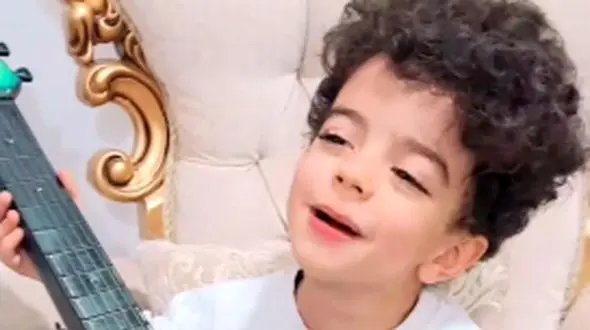 ویدئو/ هنرنمایی شگفت‌انگیز مهدیار کلایی، سالار معمولی پایتخت با گیتار به زبان شیرین مازندرانی/ ماشاالله به خلاقیت هنرمند کوچولومون