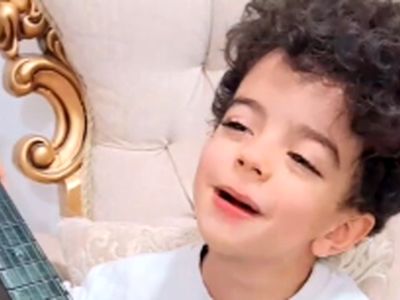 ویدئو/ هنرنمایی شگفت‌انگیز مهدیار کلایی، سالار معمولی پایتخت با گیتار به زبان شیرین مازندرانی/ ماشاالله به خلاقیت هنرمند کوچولومون