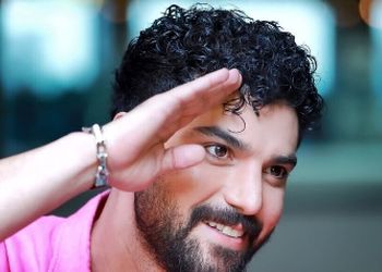 سینا مهراد، بازیگر سریال «از یاد رفته»: 3 سال دانشگاه درس خوندم، این رشته مال دختراست، خداروشکر که اخراج شدم / من اهل پشت میز نشینی نیستم، دوست دارم ...