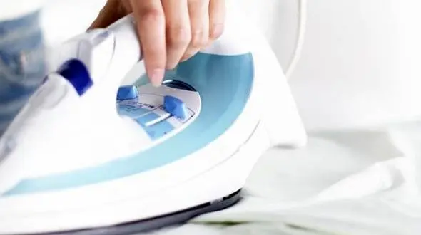 تمیز کردن اتو با ترفندهای باورنکردنی