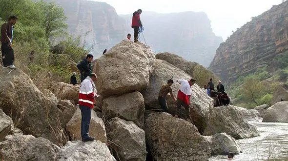 تلاش برای بیرون کشیدن جسد جوان گمشده از زیر تک سنگ بزرگ