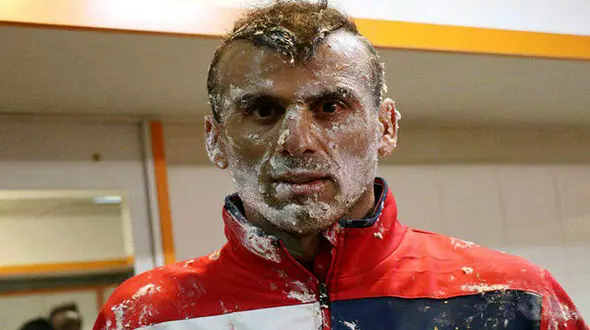 کاپیتان هم از کیک‌مالی در امان نماند + عکس