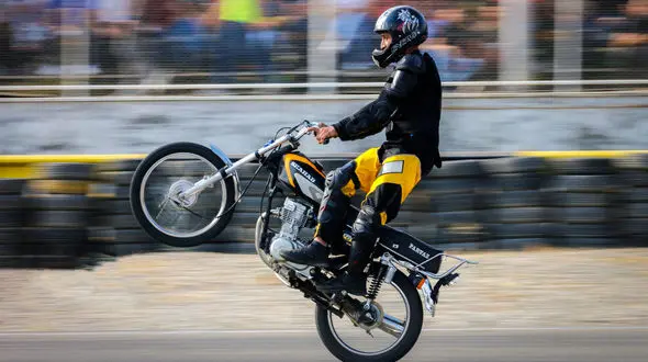 ببینید / آکروبات بازی موتور سوار ناشی حادثه ساز شد + فیلم 