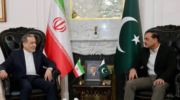 عراقچی از مسقط به اسلام آباد باز می‌گردد/ بخشی از هیئت ایرانی برای مشورت به تهران بازگشت    