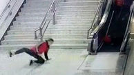 لحظه نجات کودک از سقوط در پله برقی + فیلم / چین