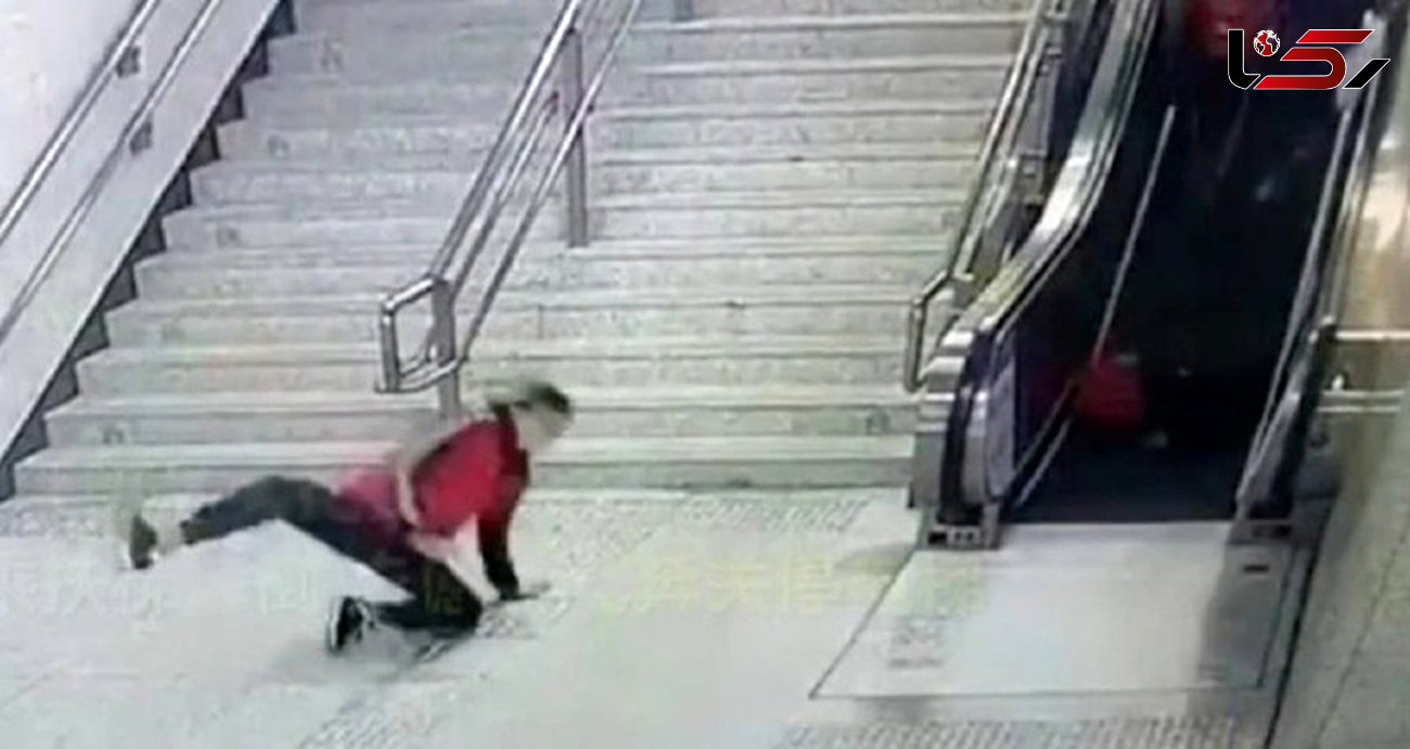 لحظه نجات کودک از سقوط در پله برقی + فیلم / چین