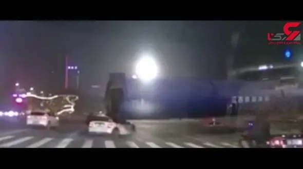 له شدن خودروی سواری توسط عظمت تریلی+ فیلم 