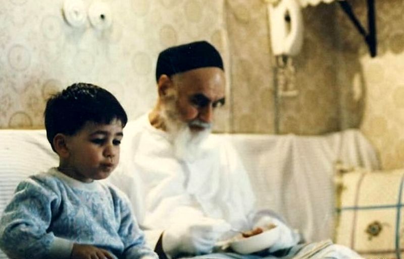 سید علی خمینی در کنار پدر بزگش امام خمینی 