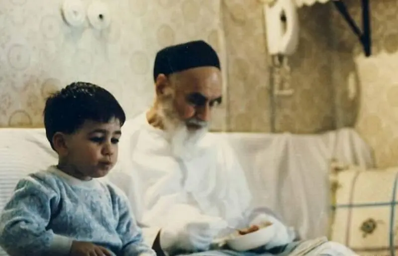 سید علی خمینی در کنار پدر بزگش امام خمینی 