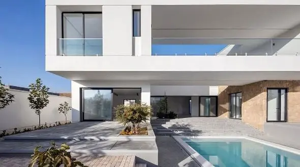 خانه‌ ای که قوانین معماری را شکست؛ تصاویر حیرت‌انگیز از قلات فارس!