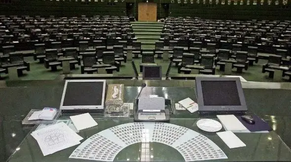 تعطیلات مجلس و آرامش مملکت! / پشت پرده چیست؟