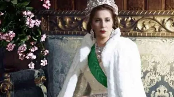 عکس سفر در ایام قدیم /  «ملکه نازلی، مادرزن محمدرضا پهلوی» در کنار «رضاخان»