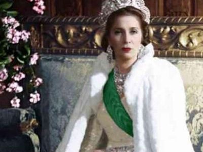 عکس سفر در ایام قدیم /  «ملکه نازلی، مادرزن محمدرضا پهلوی» در کنار «رضاخان»