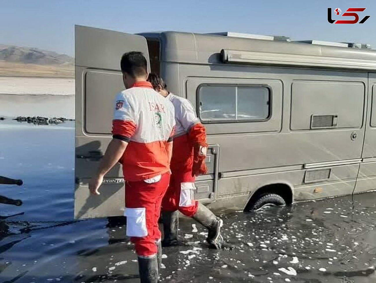 رهاسازی خودروی گردشگر فرانسوی از باتلاق‌های دریاچه ارومیه