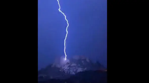 بینید / لحظه‌ زیبای برخورد صاعقه به کوهی در طائف عربستان