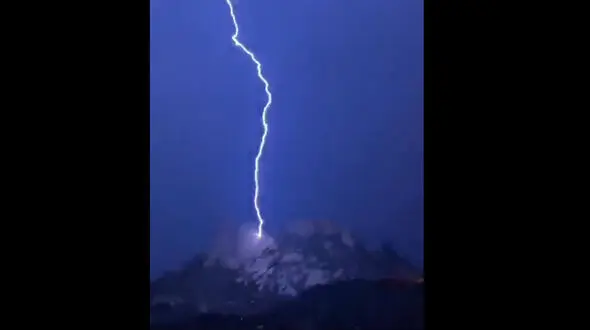 بینید / لحظه‌ زیبای برخورد صاعقه به کوهی در طائف عربستان