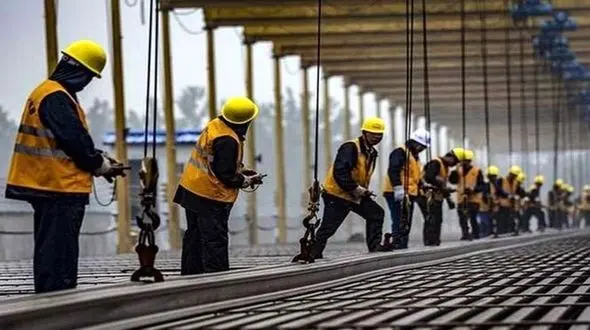 کارفرمایان باید آبان 800 هزارتومان بیشتر به کارگران حقوق بدهند / مهار تورم بهتر از ترمیم مزد کارگران 