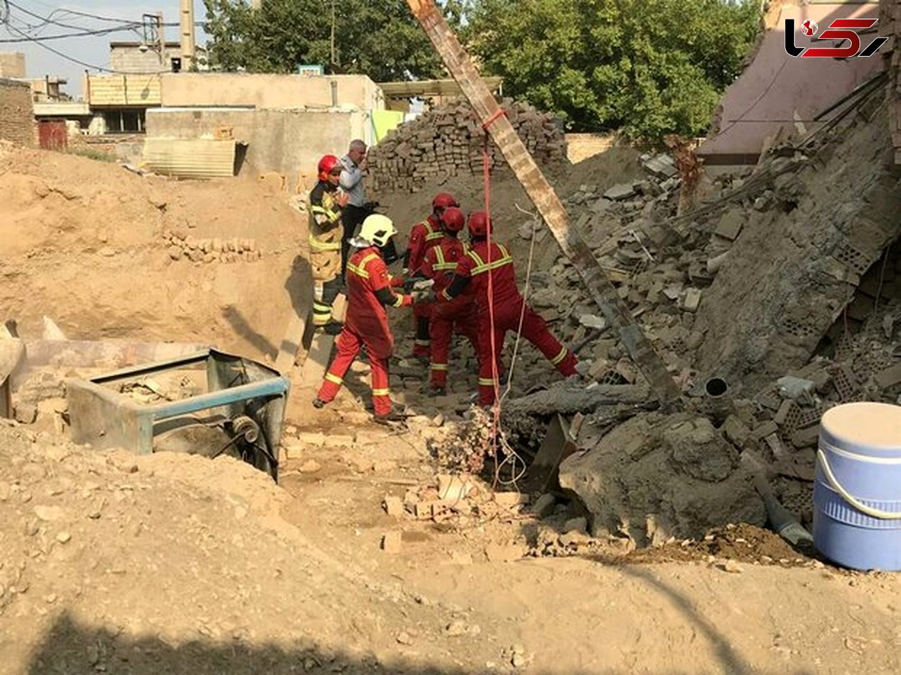 تخریب منزل مسکونی در غرب تهران / گودبرداری یک متری حادثه آفرید