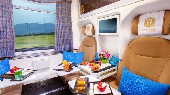 سوت اولین قطار پنج ستاره در کرمانشاه به صدا درآمد