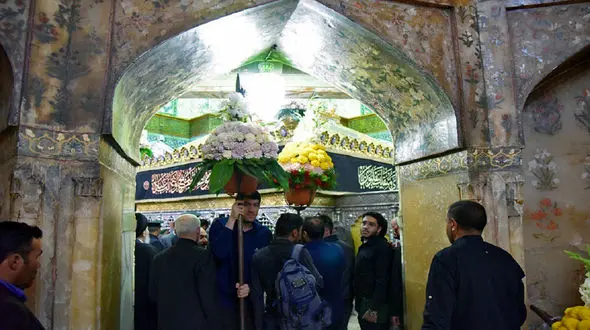 تعویض گل‌های ضریح حضرت معصومه (س) + فیلم