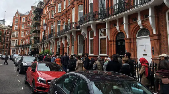 صف طولانی و عجیب مقابل سفارت ایران در لندن را ببینید! 