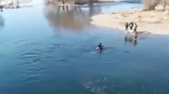 فیلم  جگرسوز التماس پدر  خانم معلم جوان از آب رودخانه زاب / دخترم را به من ببخش و برگردان !