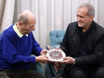 فیلم / نگاهی به دکوراسیون مجلل و عهد بوقی علی نصیریان در شبی که میزبان پزشکیان و دخترش بود /  از مبلمانی همرنگ با فرش تا پذیرایی با هندوانه و زولبیا بامیه همراه با آوازخوانی آقابزرگ سینما ...