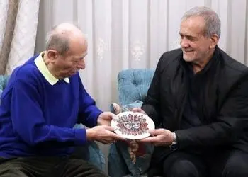 فیلم / نگاهی به دکوراسیون مجلل و عهد بوقی علی نصیریان در شبی که میزبان پزشکیان و دخترش بود /  از مبلمانی همرنگ با فرش تا پذیرایی با هندوانه و زولبیا بامیه همراه با آوازخوانی آقابزرگ سینما ...