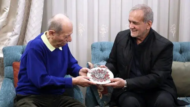 نگاهی به دکوراسیون مجلل و عهد بوقی علی نصیریان در شبی که میزبان پزشکیان و دخترش بود / از مبلمانی همرنگ با فرش تا پذیرایی با هندوانه و زولبیا بامیه همراه با آوازخوانی آقابزرگ سینما ...