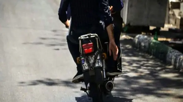 ببینید / لحظه ترسناک حمله دو سارق با خودروی سواری به سمت یک شهروند برای سرقت موتورسیکلت!