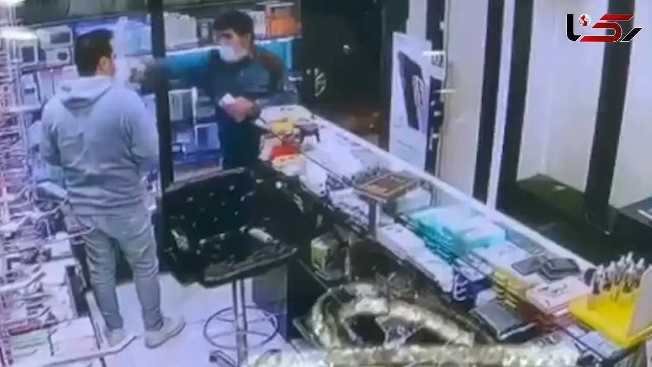 فیلم لحظه بنزین پاشی به صورت مغازه داران تهرانی/ شگرد دزد لو رفت