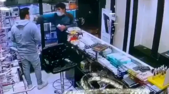 فیلم لحظه بنزین پاشی به صورت مغازه داران تهرانی/ شگرد دزد لو رفت