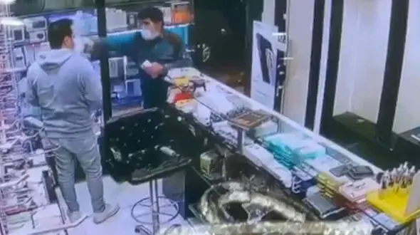 فیلم لحظه بنزین پاشی به صورت مغازه داران تهرانی/ شگرد دزد لو رفت