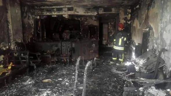 بازپرس ویژه قتل به محل آتش سوزی مرگبار و مشکوک مشهد رفت +عکس