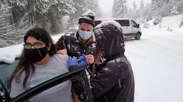 حادثه برای تیم تزریق واکسن کرونا / 6 ساعت سخت در روز برفی  + عکس 